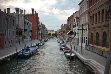 The streets of Venice before the night.