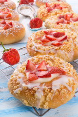 Almond cakes with vanilla and strawberries