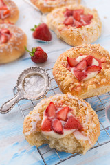 Almond cakes with vanilla and strawberries