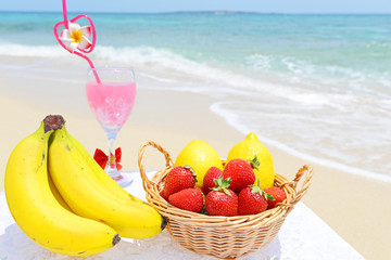 美しい海と新鮮な果物