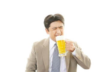 ビールを飲む笑顔のサラリーマン