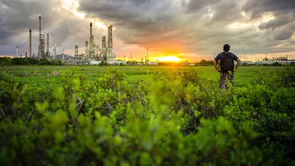 Photo sur Plexiglas Bâtiment industriel Oil refinery at sunrise
