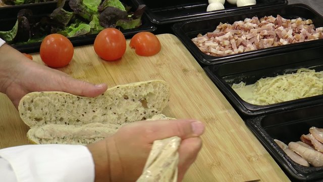 pr&eacute;paration d'un sandwich