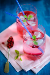 Eisgekühltes Granatapfelgetränk