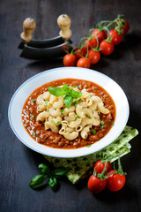 Vollkornnudeln mit veganer Bolognese