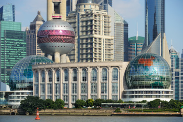 Naklejka premium Międzynarodowe Centrum Kongresowe w Szanghaju i drapacze chmur