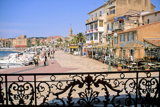 SANARY-SUR-MER ( 83 Var ), Le quai des P&ecirc;cheurs vu du kiosque