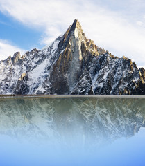 Gipfel mit Spiegelung im Bergsee
