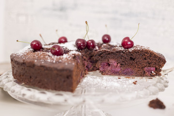Schokoladenkuchen mit Süßkirschen
