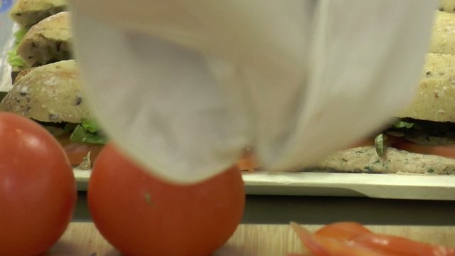 pr&eacute;paration d'un sandwich