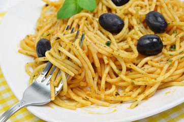 Spaghetti mit Schwarzen Oliven 02