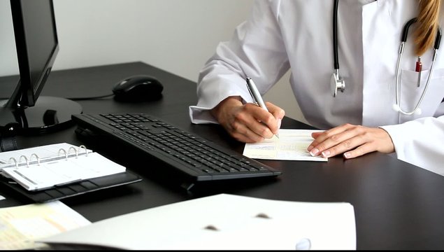 &Auml;rztin schreibt Rezept