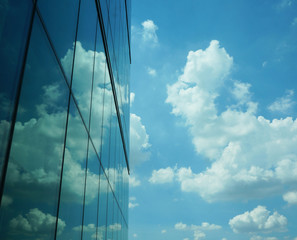 Obraz premium Tall buildings and reflection of clouds