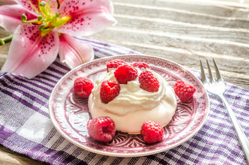 Meringue with fresh raspberries