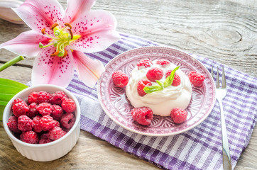 Meringue with fresh raspberries