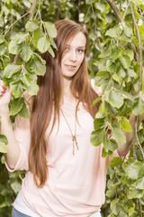 junge Frau mit langen roten Haaren