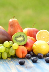 mieszanka różnych owoców na stole w ogrodzie