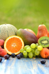 mieszanka różnych owoców na stole w ogrodzie