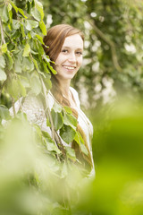junge Frau mit langen roten Haaren