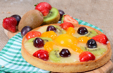 Cake from shortcake dough with fruit