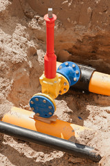 Eine Abzweigung mit Schieber an einer neuen Gasleitung