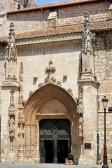 mujer pidiendo dinero a la puerta de una iglesia