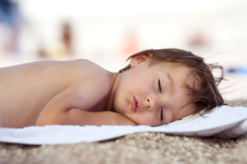Obraz na płótnie Canvas Adorable baby boy, sleeping on the beach