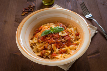 Farfalle con salsa di pomodoro e salsiccia