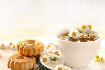 Fototapeta na wymiar chamomile tea with biscuits