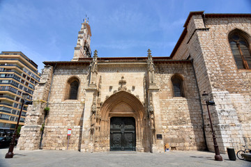 Fototapeta na wymiar iglesia romanica de san lesmes en burgos