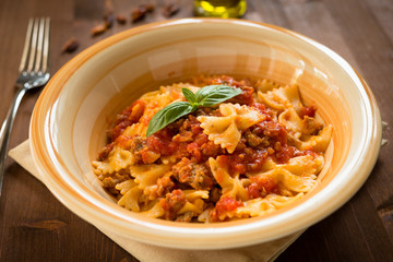 Farfalle con salsa di pomodoro e salsiccia