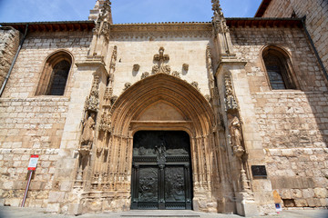 Fototapeta na wymiar puerta y arco de entrada de la iglesia de san lesmes en burgos