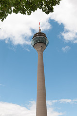 Obraz premium Rheinturm in düsseldorfer Medienhafen