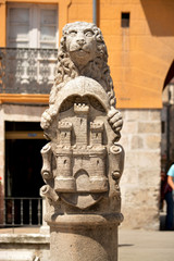 estatua de piedra en el puente de la calle san juan en burgos