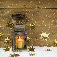 Weihnachtsdekoration in Gold mit Holz und Kerze