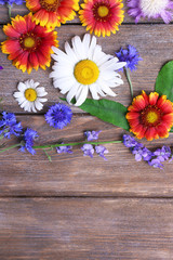 Obraz premium Beautiful wildflowers on wooden background