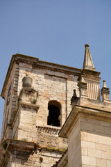 Fototapeta na wymiar Cigüeña subida en la aguja de piedra de una iglesia