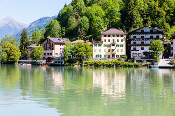 Fototapeta na wymiar Lago di Alleghe, Alleghe, Dolomieten