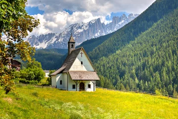 Foto auf Leinwand Kerkje in Welschnofen, Zuid-Tirol, Italië © John Hofboer