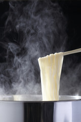 うどんを茹でる