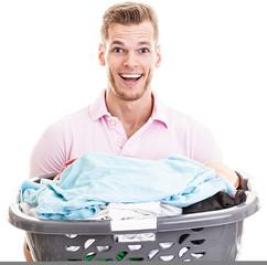 Junger Mann mit Wäschekorb