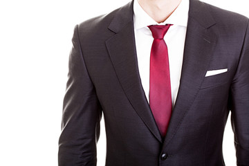 Weißes Hemd, rote Krawatte und schwarzer Anzug