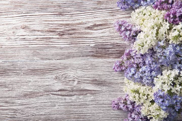 Cercles muraux Fleurs lilac flowers on wood background, blossom branch on vintage wood