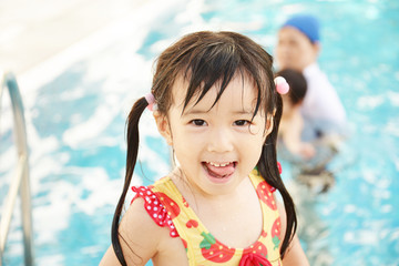 プールで遊ぶ笑顔の女の子