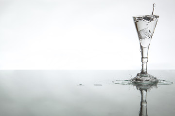Glas mit Eiswürfel