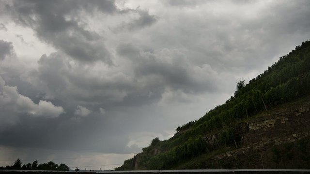 Regen &uuml;ber Weinbergen