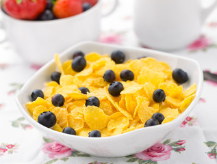 Cornflakes with strawberries and blueberries