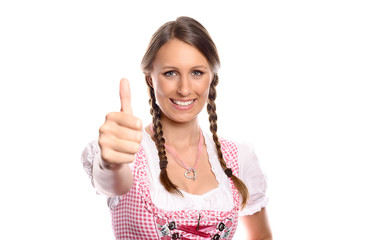 Eine junge Frau im Dirndl gibt ein Daumen hoch Zeichen