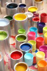 Bunte Farbdosen auf Parkettboden