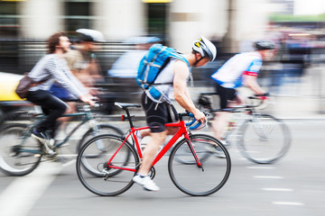 Pulk von städtischen Radfahrern in Bewegungsunschärfe